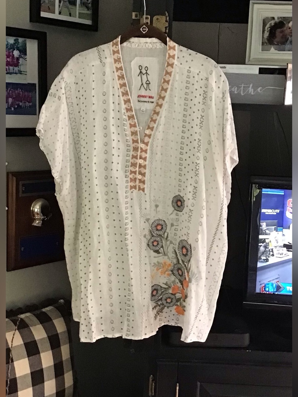 Johnny Was/ New no tag, Creamy white embroidered top - XL